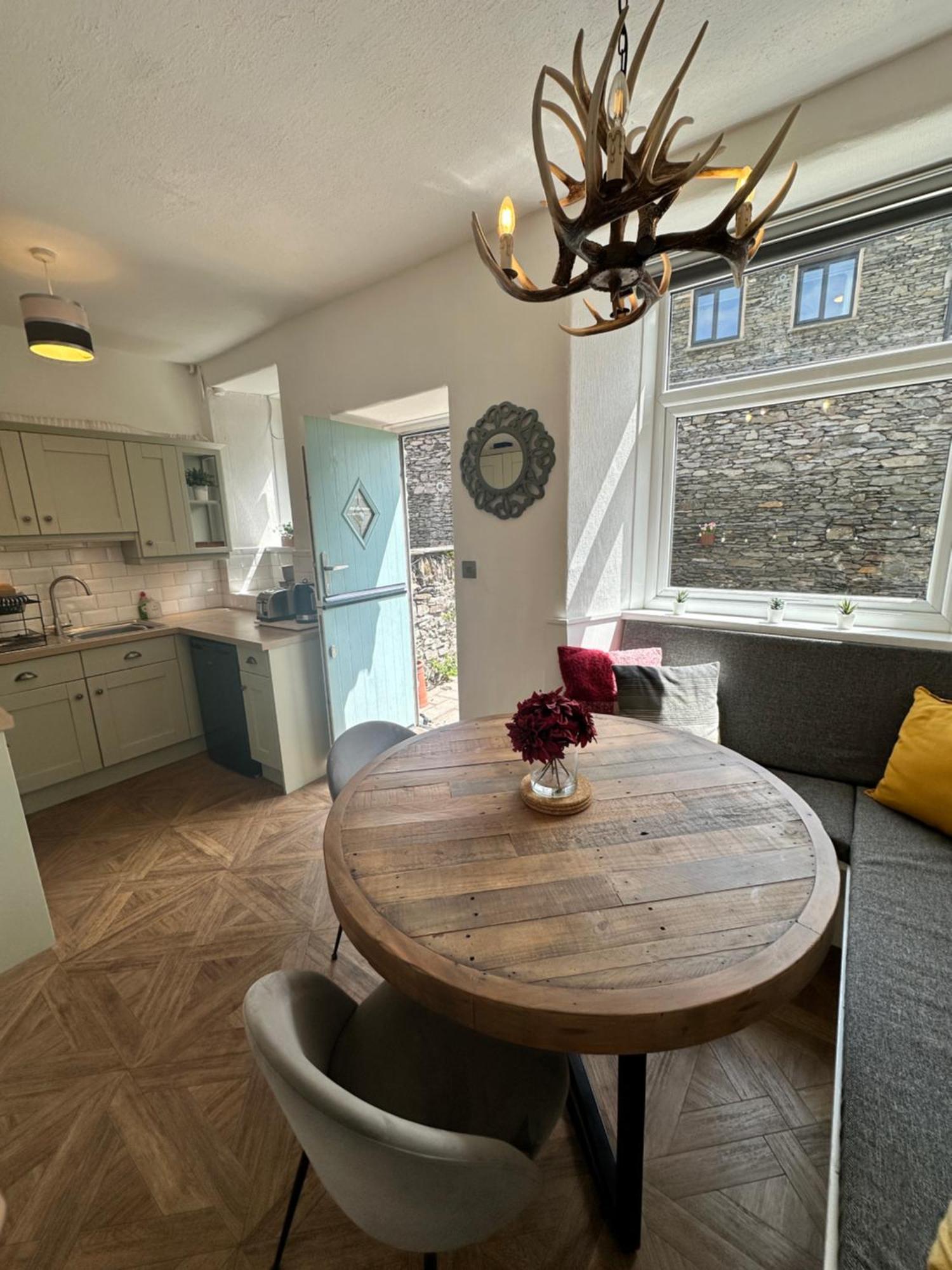Woodland Cottage - Private Courtyard - Pet Friendly Retreat In The Heart Of Windermere Ngoại thất bức ảnh